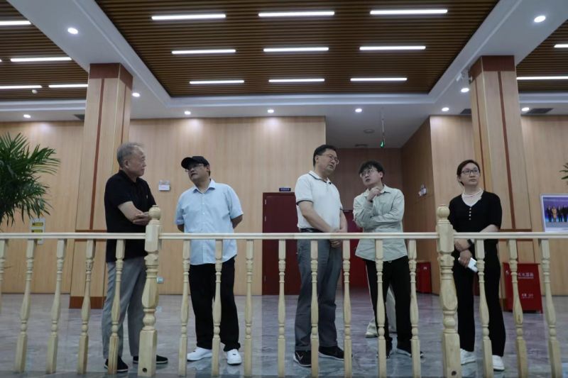 工信部工业政策与规则司原巡视员、先进制造商学院总裁四班班主任辛仁周一行到尊龙凯时集团走访